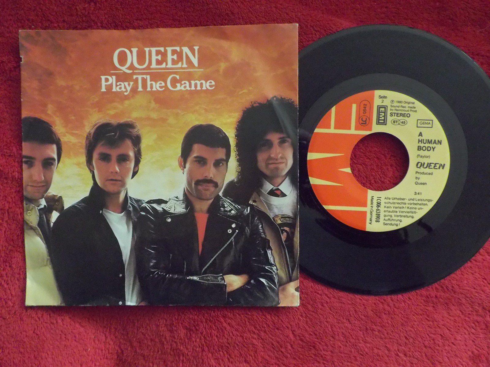 Queen – Play the game / A human body | EMI Records, 1980
