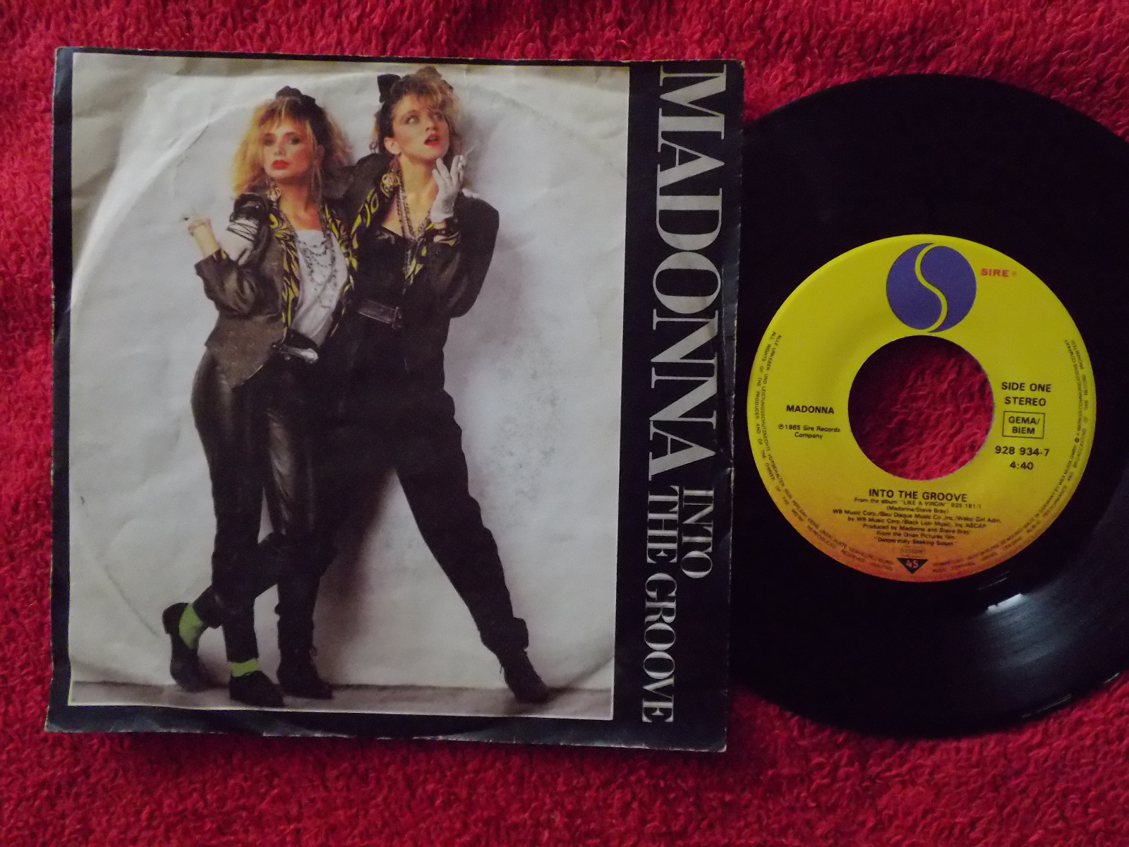 Madonna – Into the Groove / Shoo-bee-doo | Sire Records 928 934-7, Deutschland, 1985