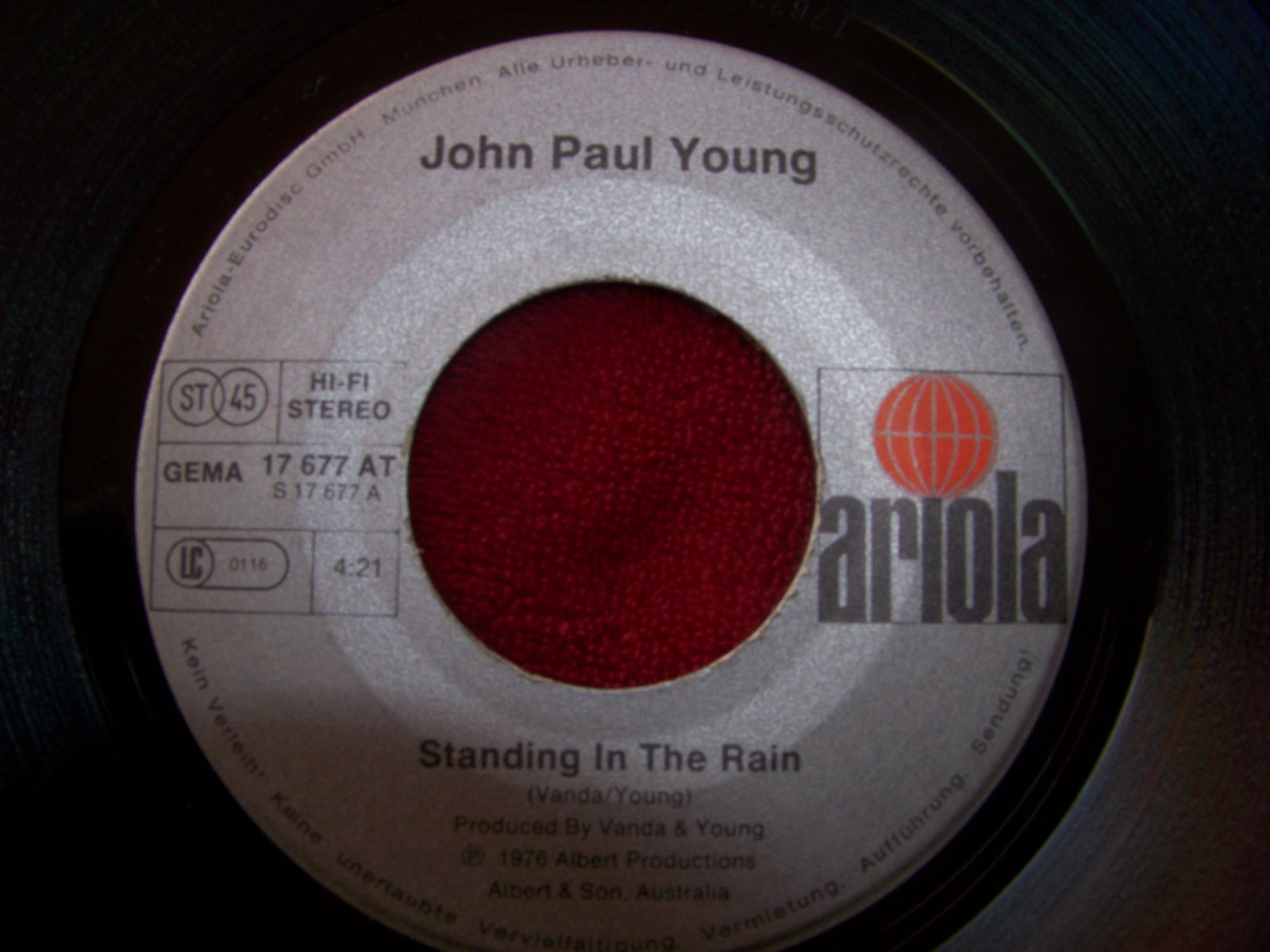 John Paul Young – Standing in the Rain / Keep on Smiling (Ariola, 1976)
