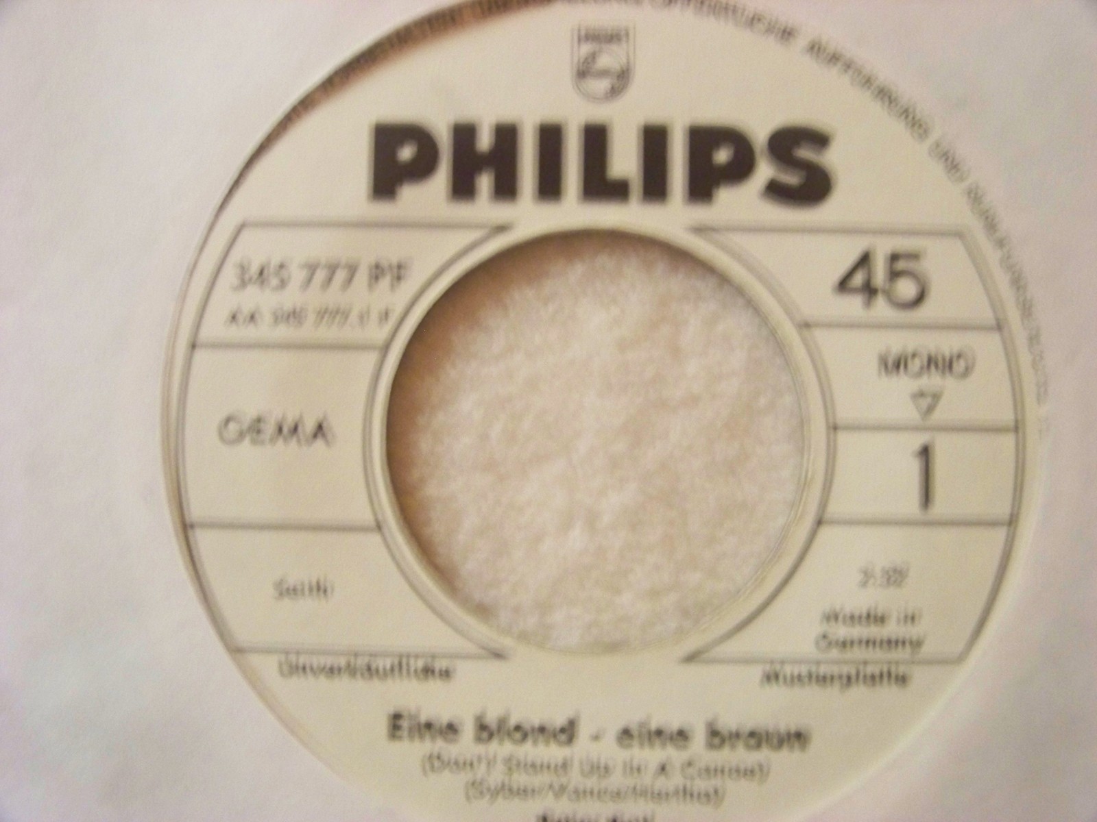 Peter Beil – Eine blond - eine braun / Ich bin verliebt in deinen Mund (Philips Records, 45 U/min)
