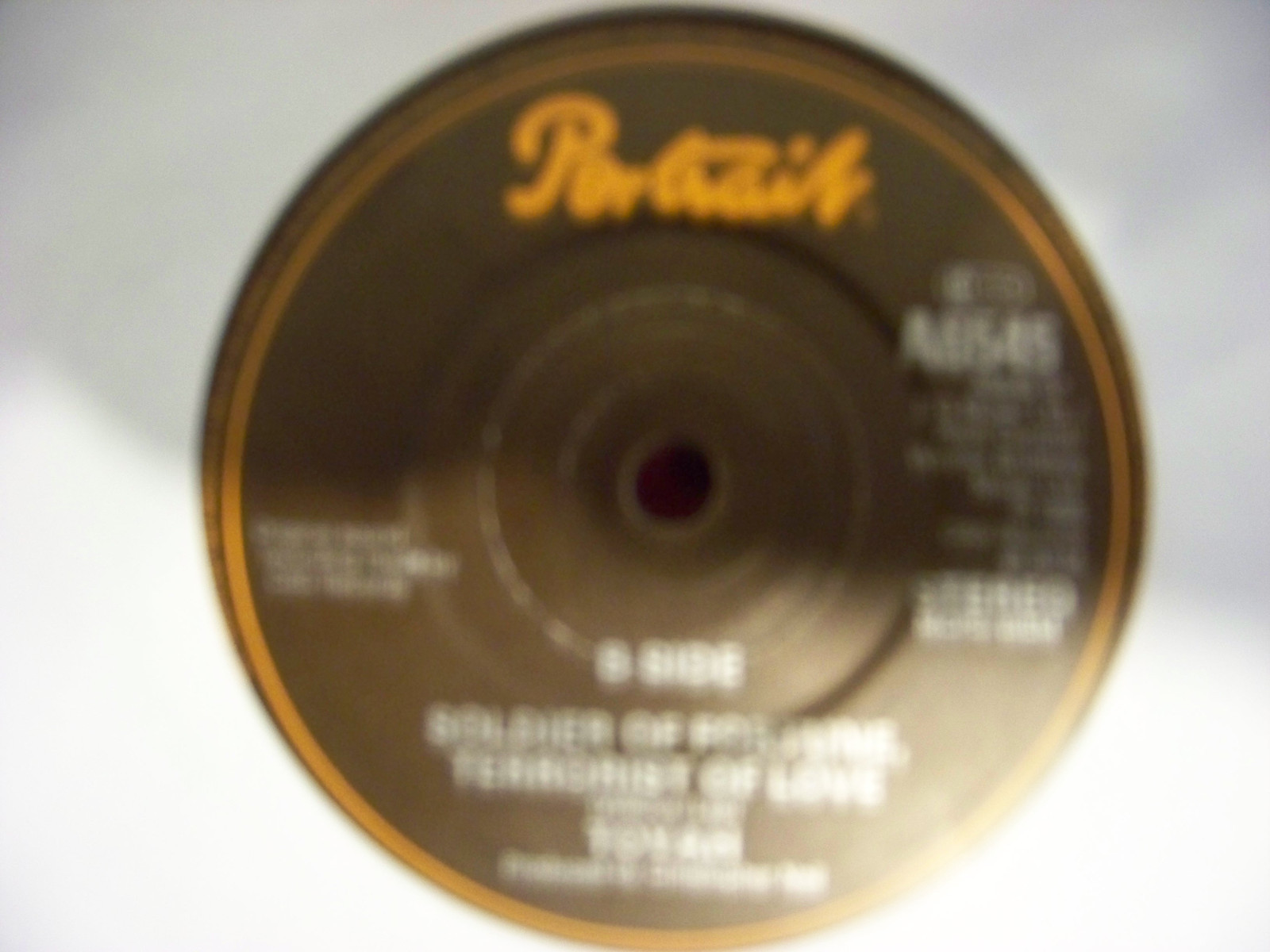 Toyah – World in action / Soldier of fortune, terrorist of love (UK-Pressung, 7″-Single), Bild 2