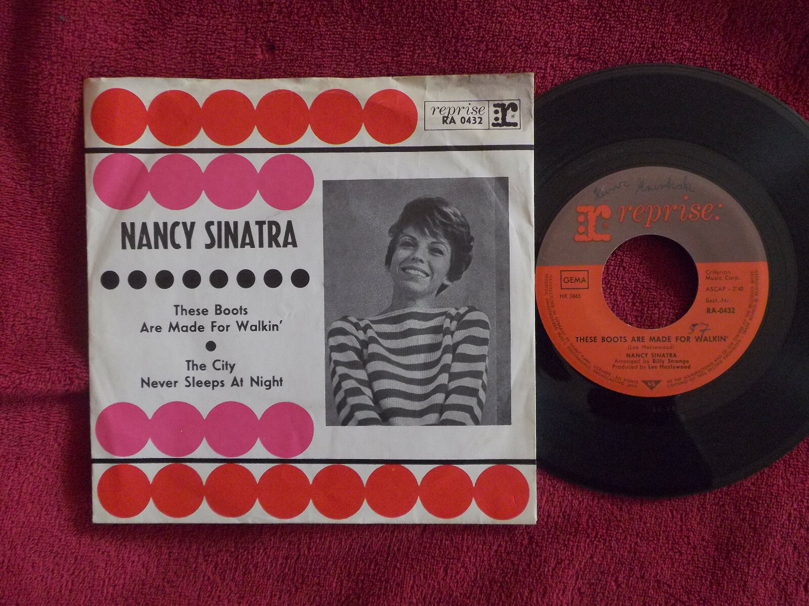 Nancy Sinatra – These Boots Are Made for Walkin’ / The City Never Sleeps at Night (Reprise, RA 0432)