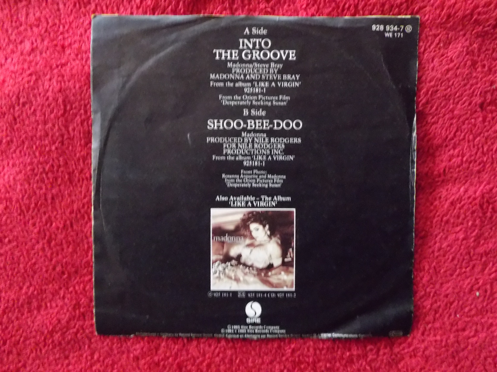 Madonna – Into the Groove / Shoo-bee-doo | Sire Records 928 934-7, Deutschland, 1985, Bild 2