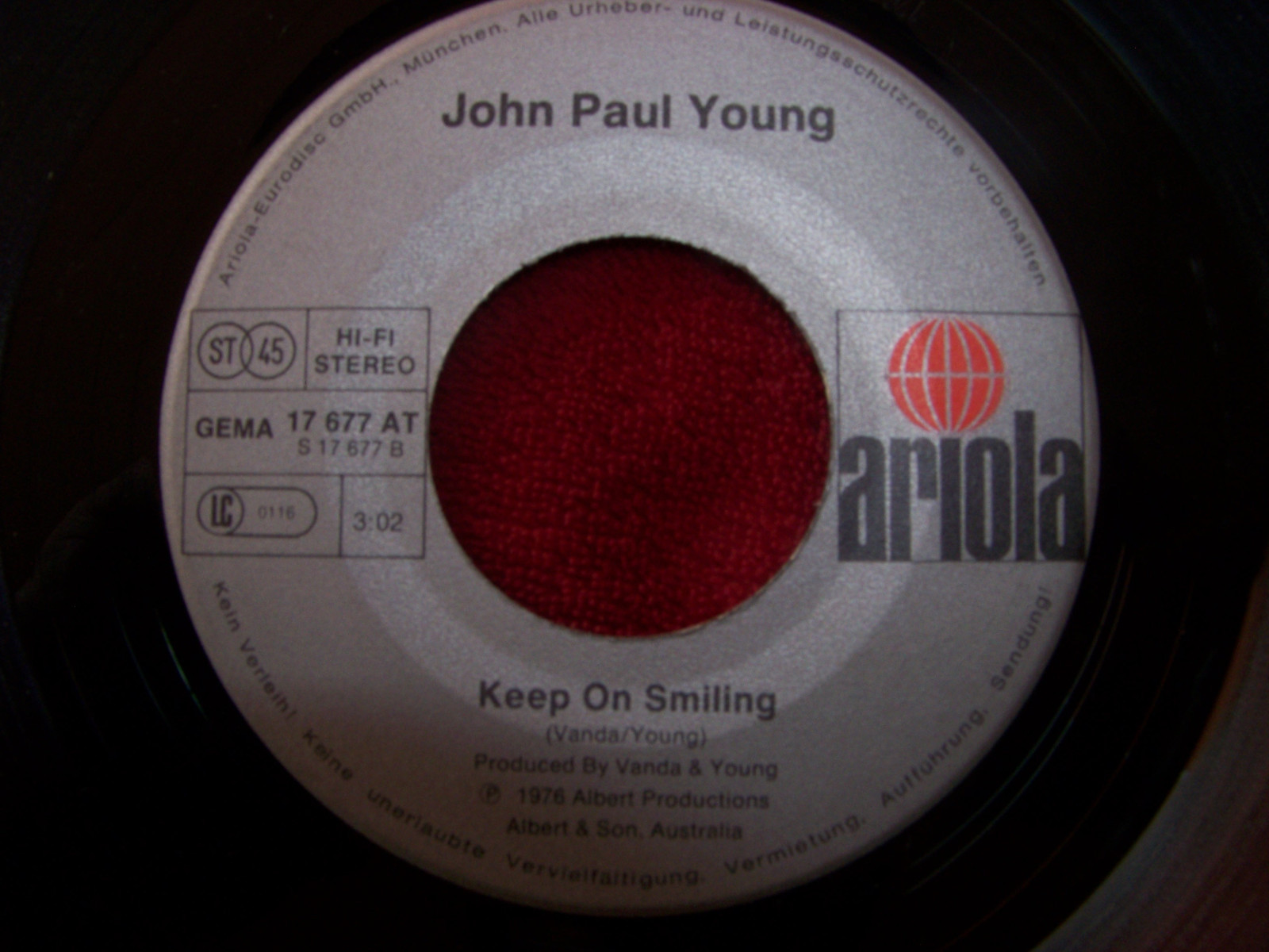 John Paul Young – Standing in the Rain / Keep on Smiling | Ariola 17 677 AT, 1976, Bild 2