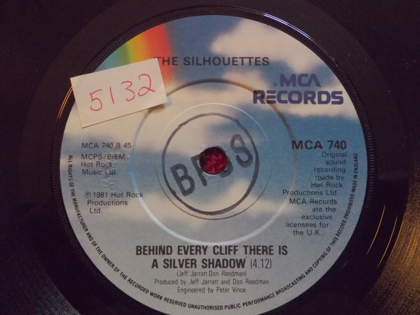 The Silhouettes – Hot licks / Behind every cliff there is a silver shadow (UK MCA-Single, 1981), Bild 2