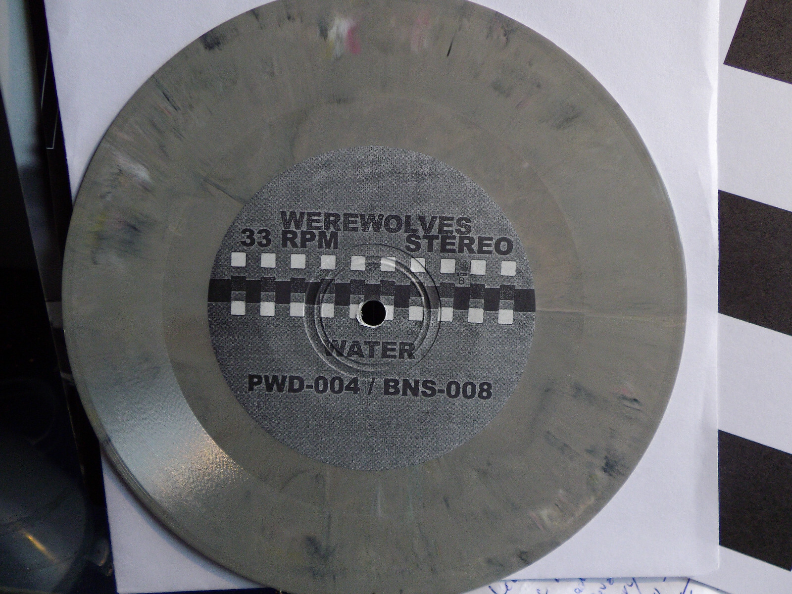 Werewolves – Fire / Water (beige marmoriertes Vinyl, Single), Bild 3