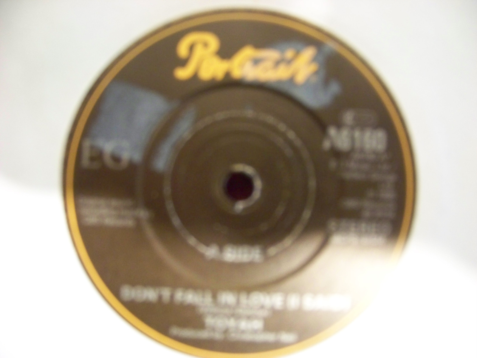 Toyah – Don´t fall in love (I said) / Snow covers the kiss | Portrait Records, A 6160 (Single, 1985)