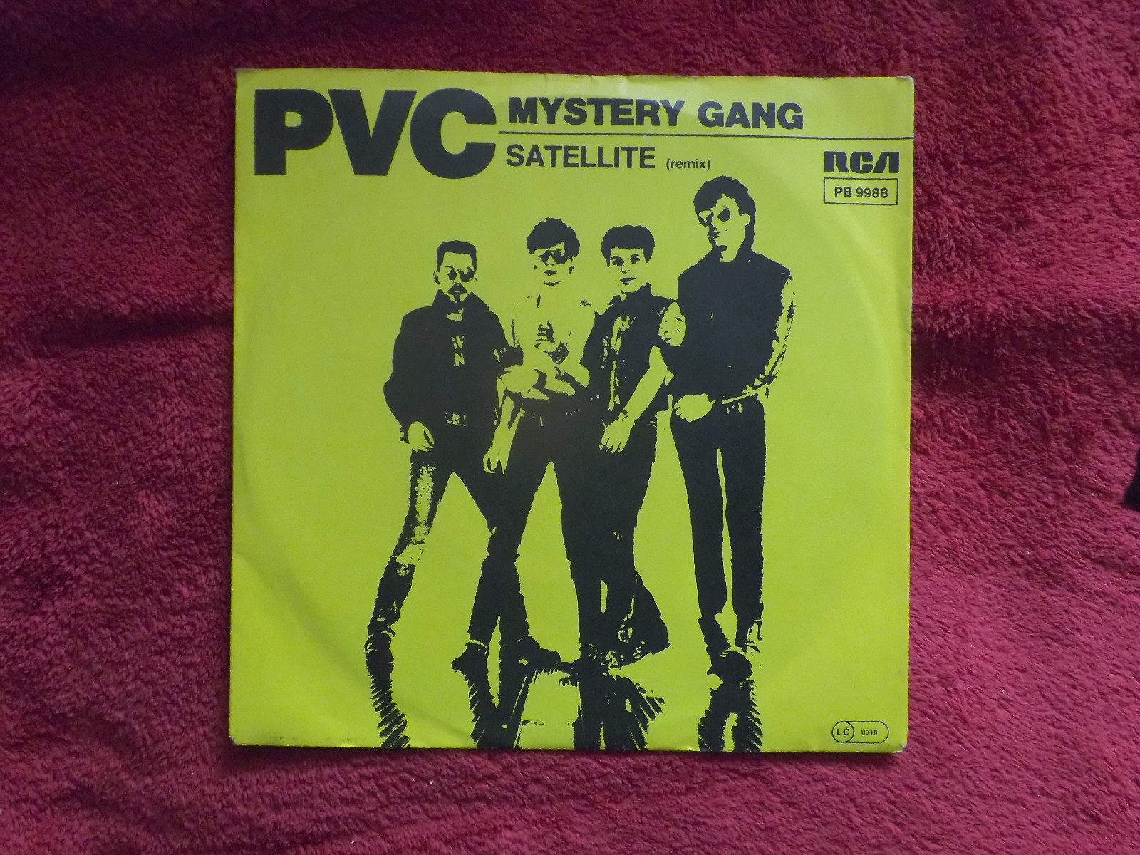 PVC – Mystery gang / Satellite (RCA Records, PB 9988, 7″-Single, 1982), Bild 2
