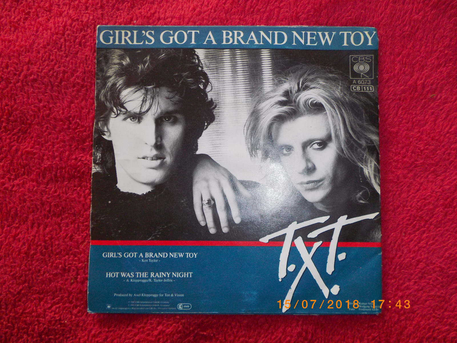 TXT – Girl´s got a brand new toy / Hot was the rain night (CBS Records, 7-Inch-Single, 1985), Bild 2