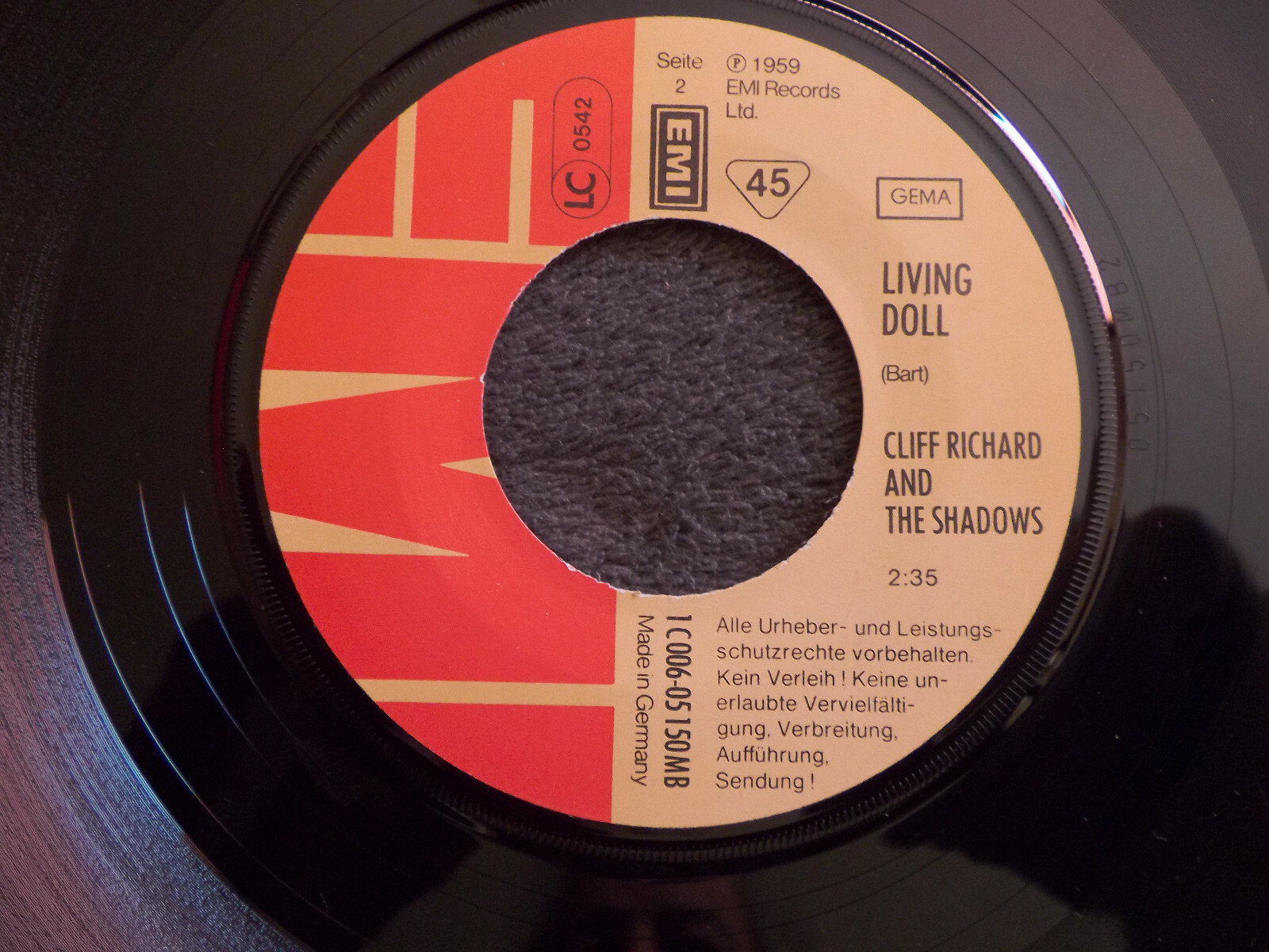 Cliff Richard & the Shadows – Lucky Lips / Living Doll | EMI 7″ Single, Bild 4