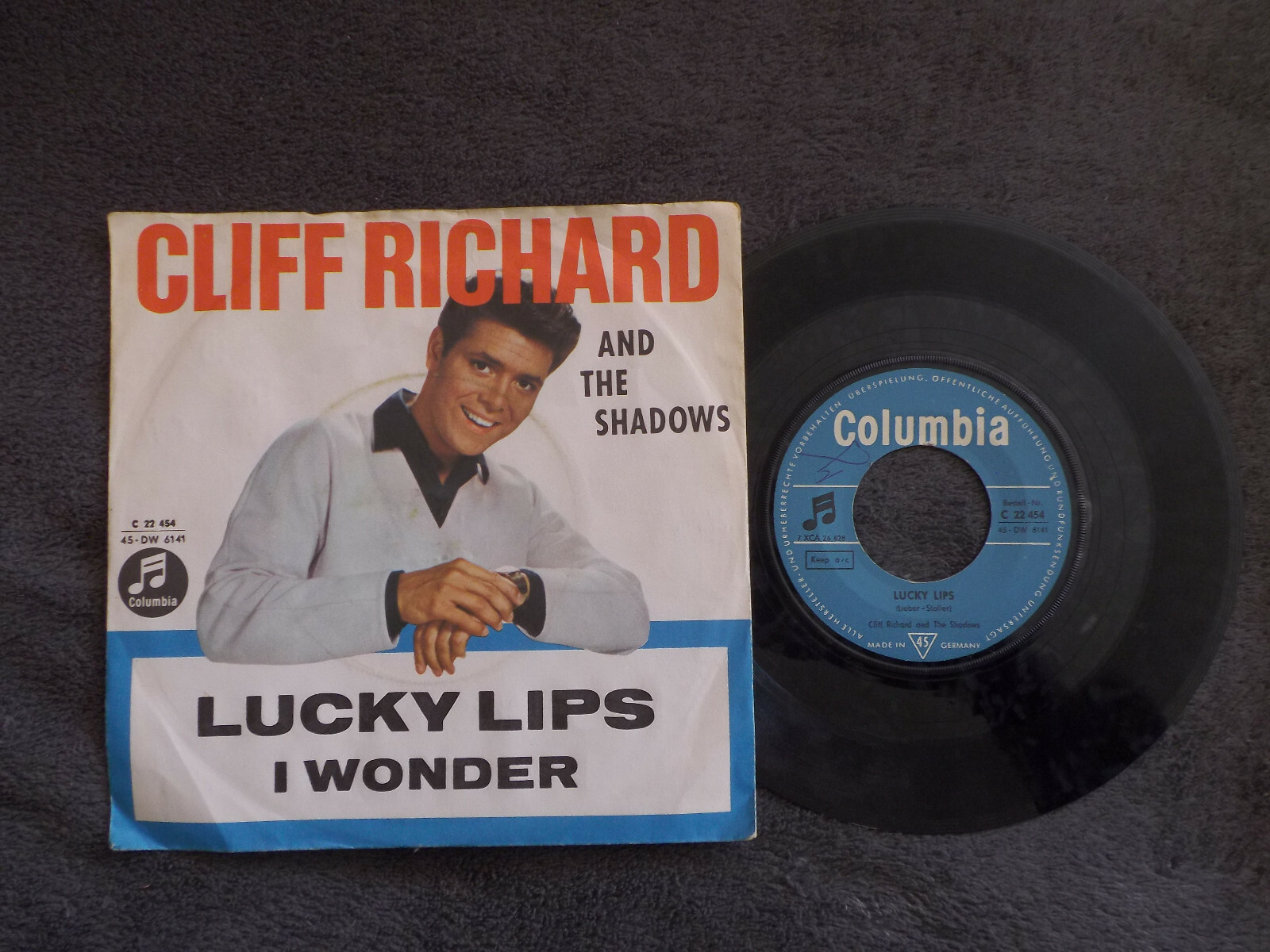 Cliff Richard – Lucky Lips / I Wonder (Columbia Records)