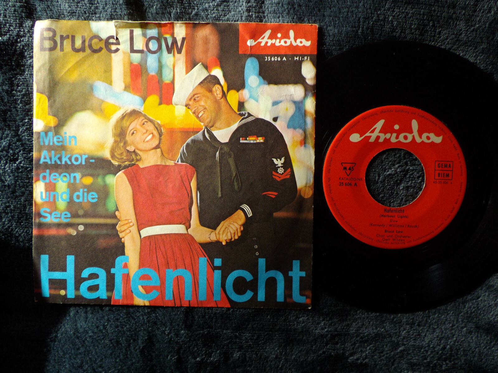 Bruce Low – Hafenlicht / Mein Akkordeon und die See (Ariola Records, 35 606 A)