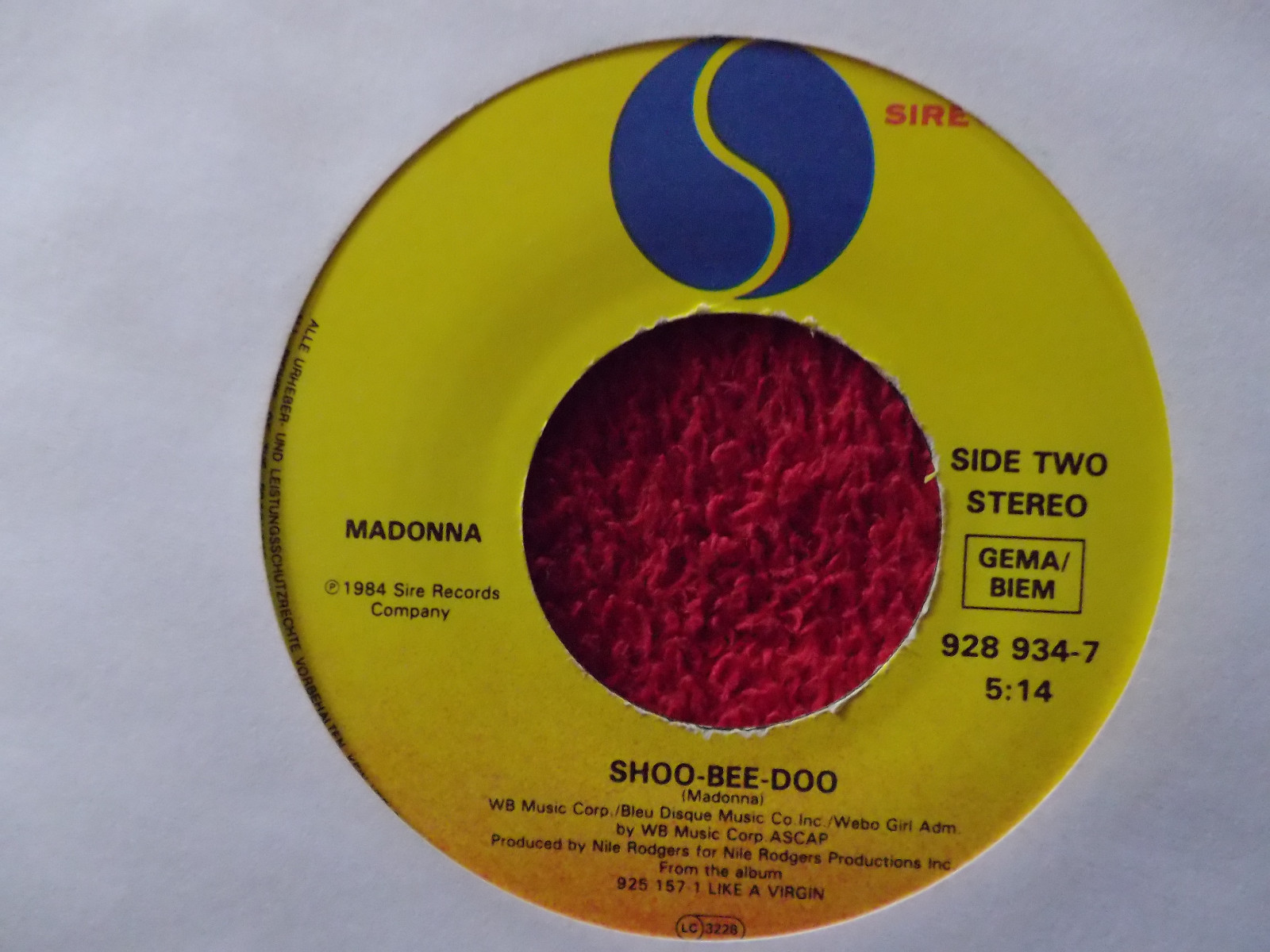 Madonna – Into the groove / Shoo-bee-doo (Sire Records, 7-inch-Single), Bild 2