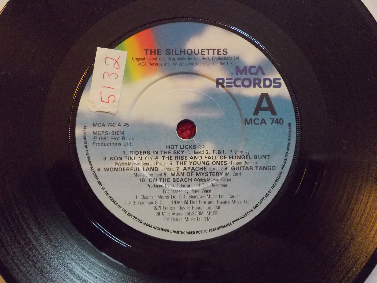 The Silhouettes – Hot licks / Behind every cliff there is a silver shadow (UK MCA-Single, 1981)