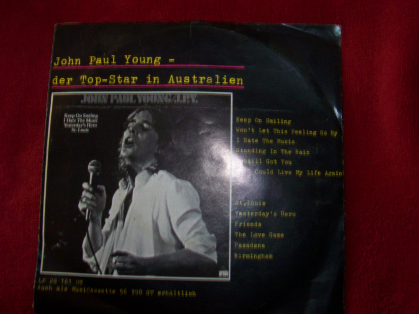 John Paul Young – Standing in the Rain / Keep on Smiling (Ariola, 17 677 AT, 1976), Bild 2