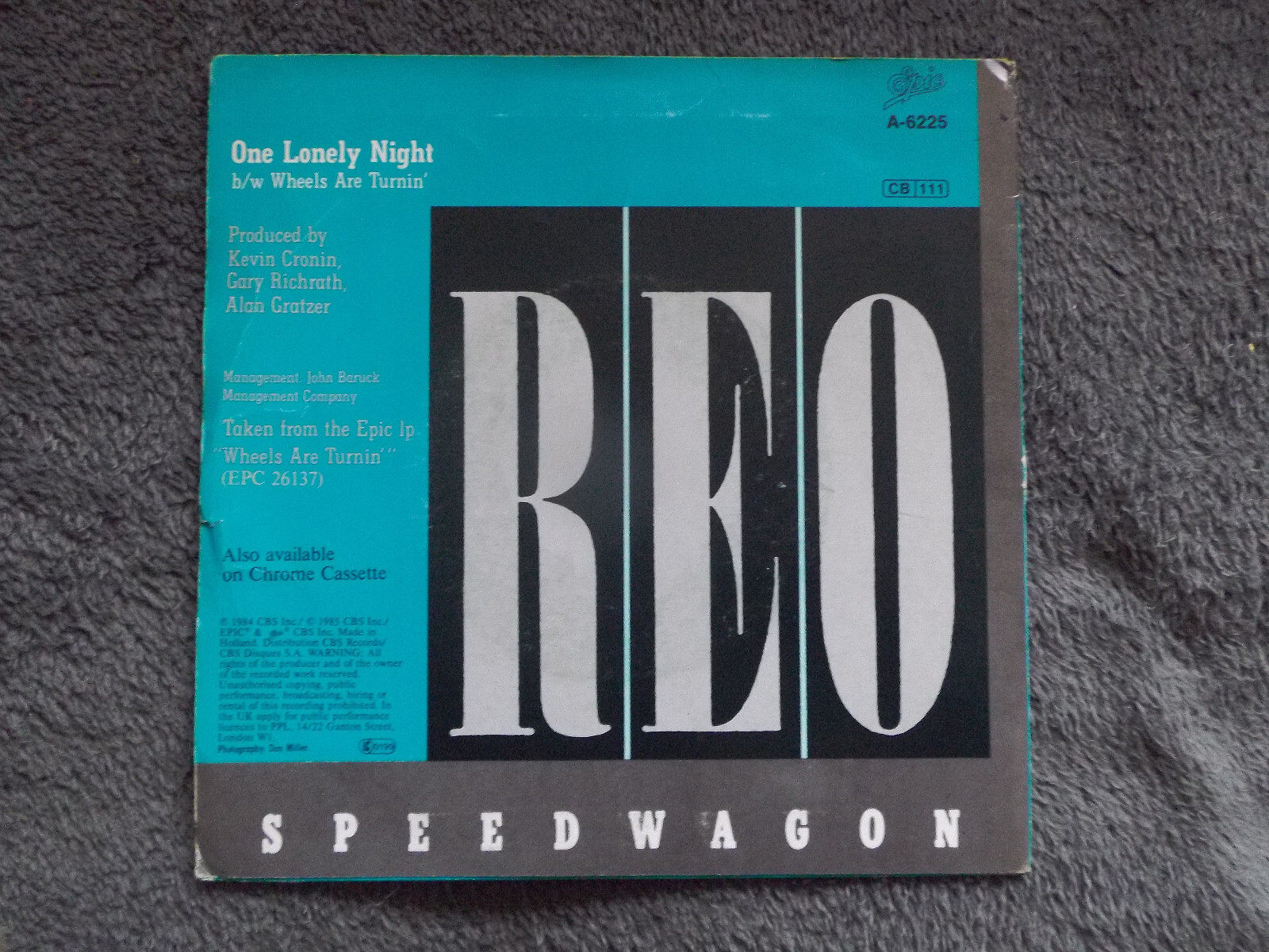 REO Speedwagon – One lonely night / Wheels are turnin´ | Epic Records · A-6225 · Niederlande, 1984, Bild 2