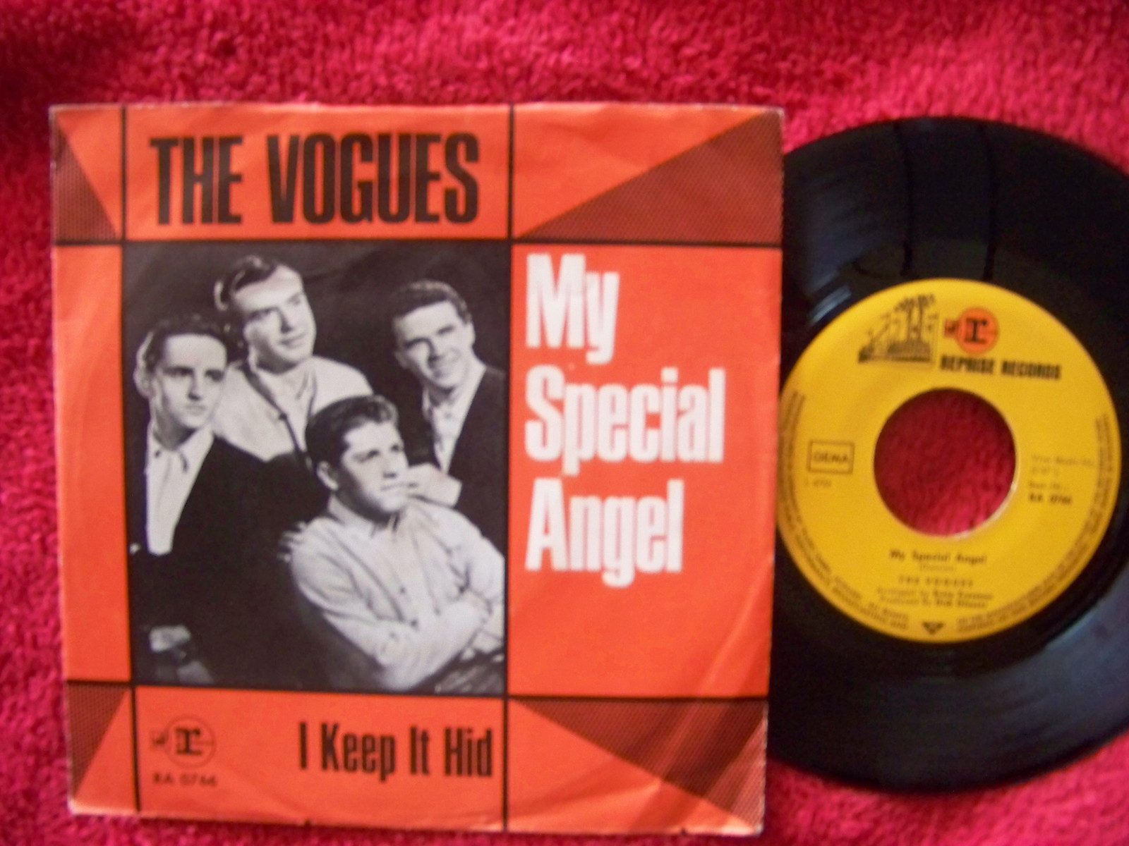 The Vogues – My Special Angel / I Keep It Hid (Reprise Records, RA 0766)