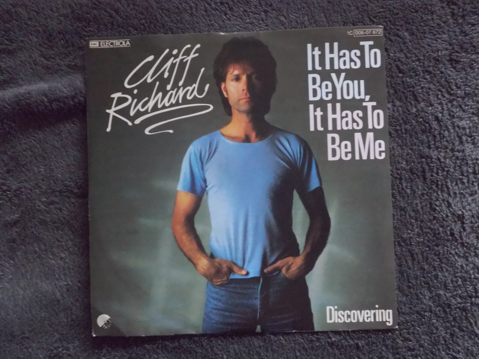 Cliff Richard – It has to be you, it has to be me / Discovering (7-Inch-Single, EMI, 1985), Bild 2
