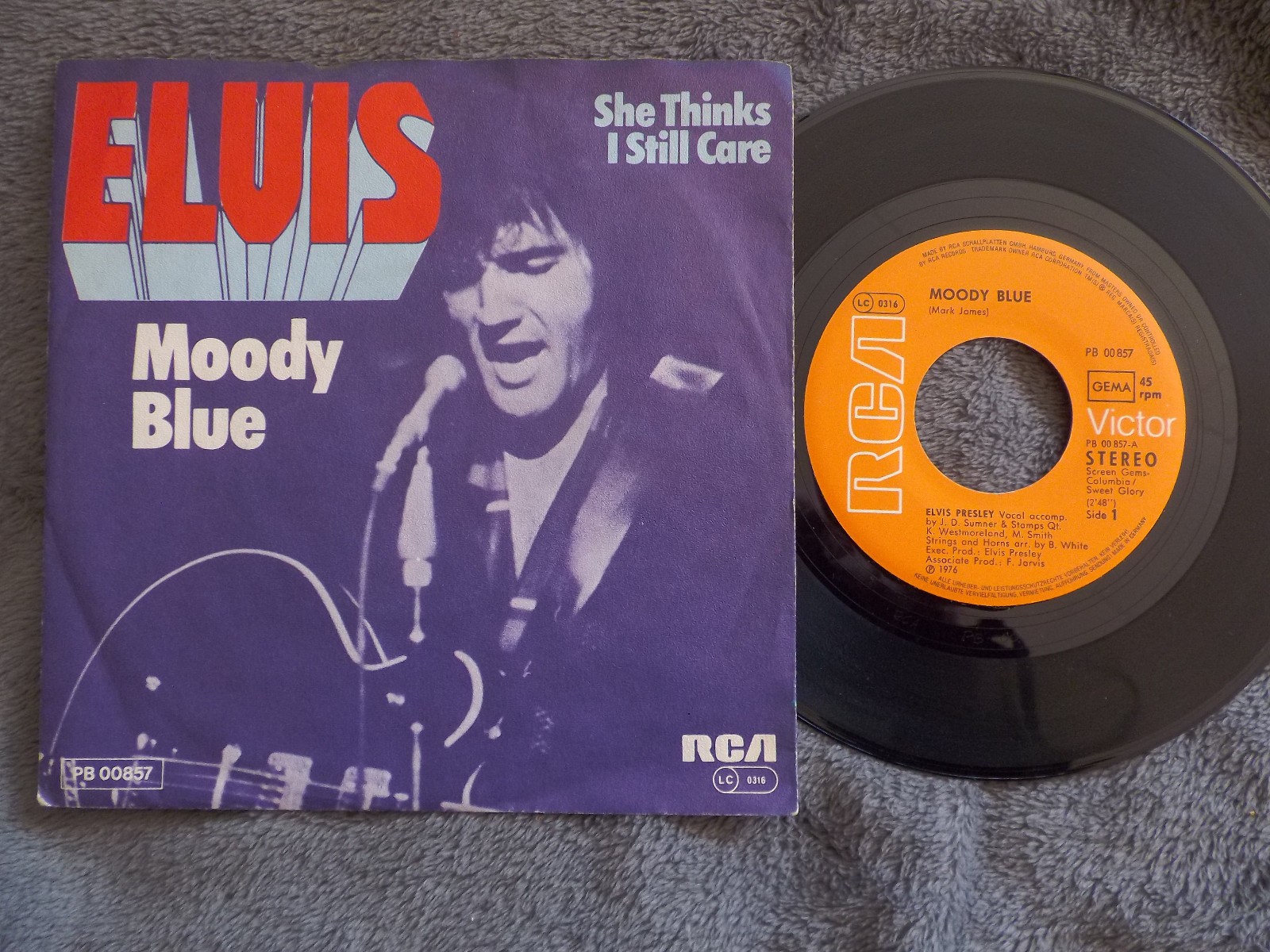 Elvis Presley – Moody blue / She thinks I still care | RCA Victor | Single