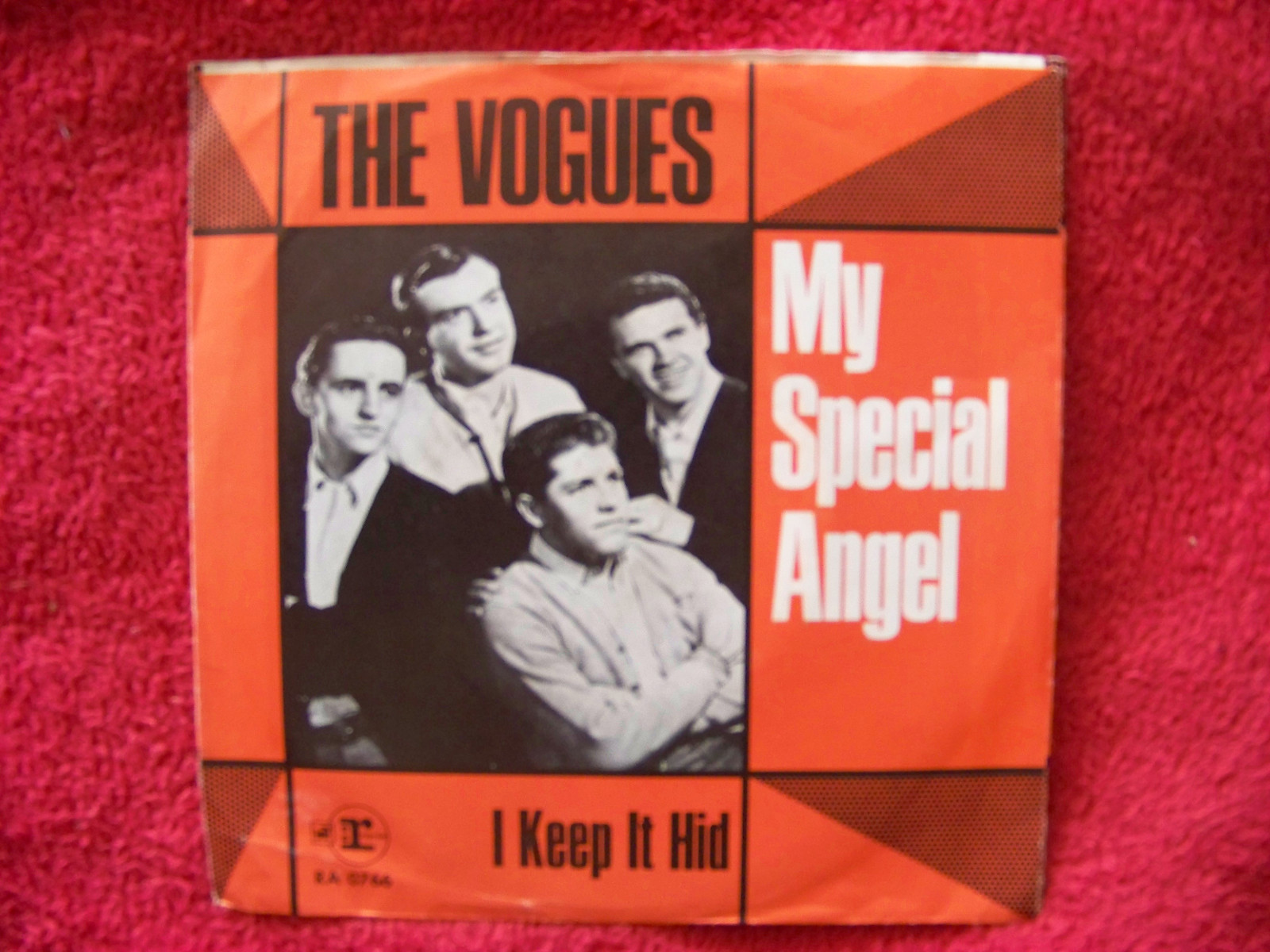 The Vogues – My Special Angel / I Keep It Hid (Reprise Records, RA 0766), Bild 2