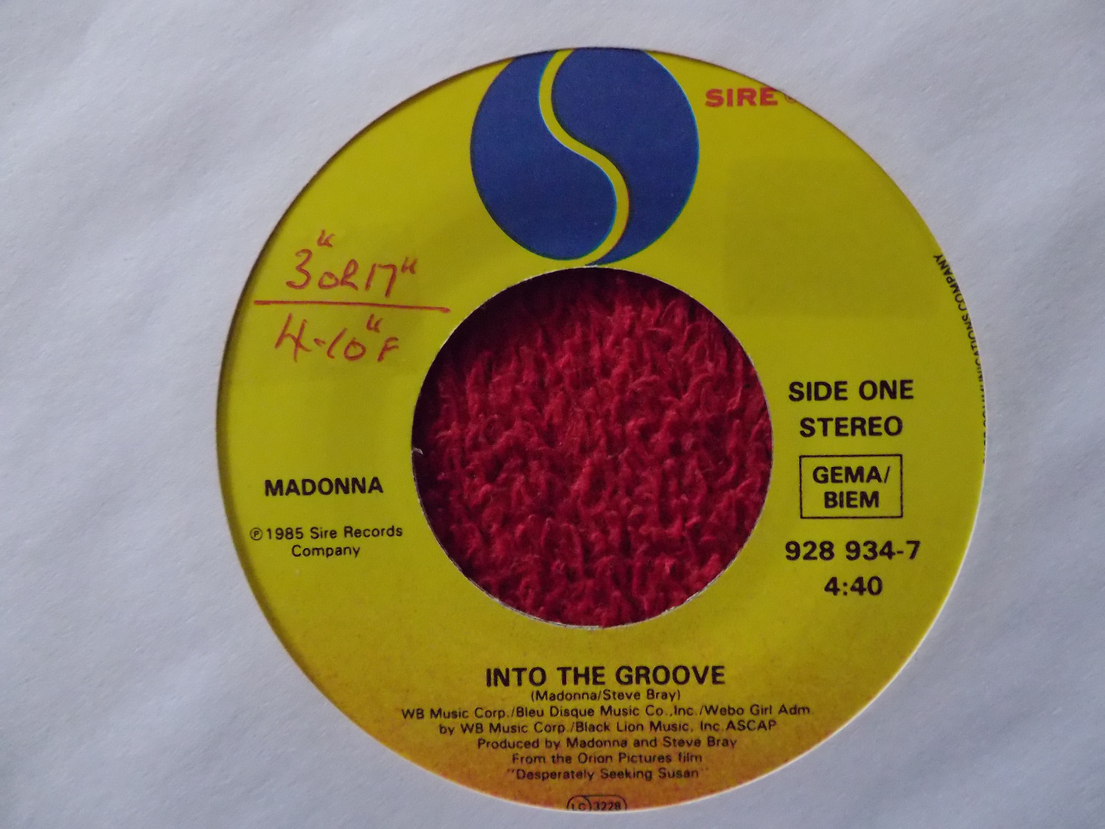 Madonna – Into the groove / Shoo-bee-doo (Sire Records, 7-inch-Single)