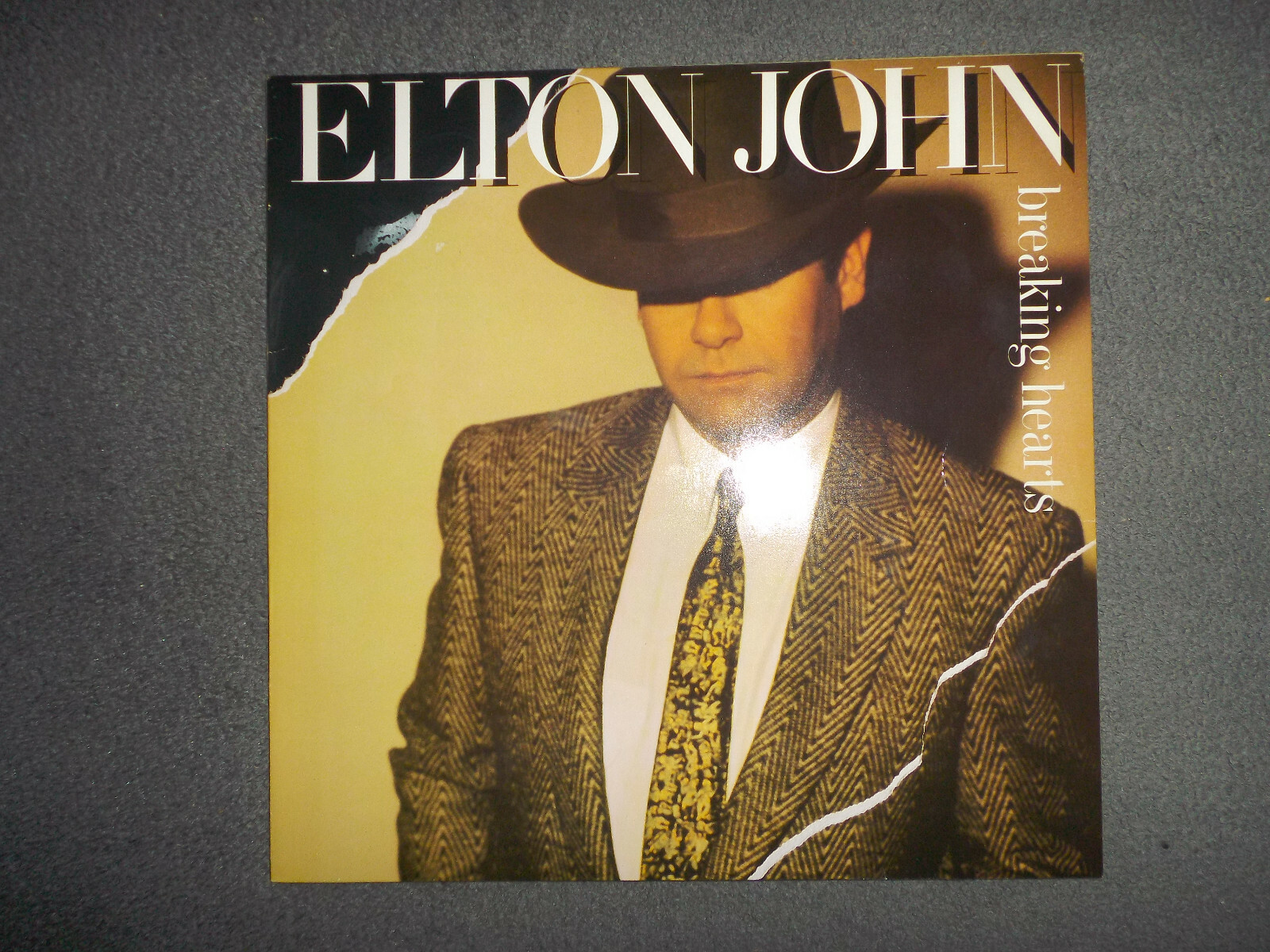 Elton John – Breaking Hearts | LP, Rocket Record Company 822 088-1