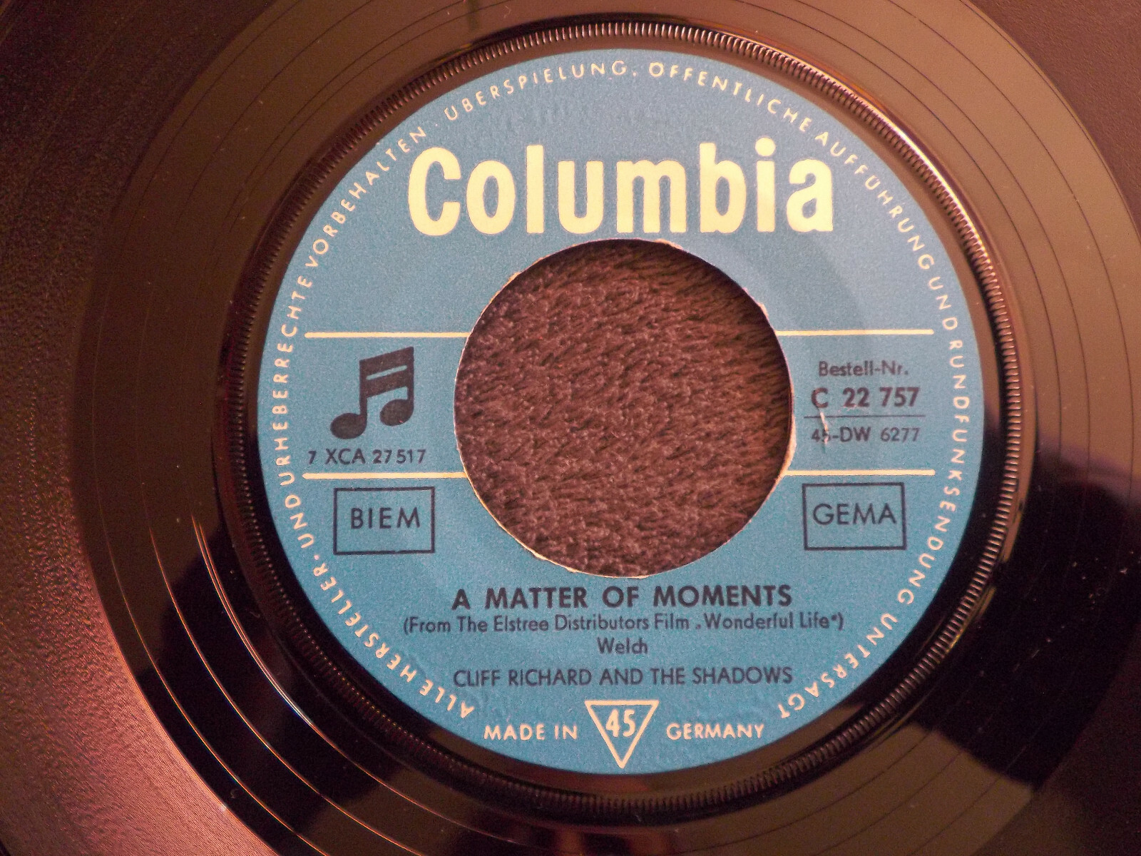 Cliff Richard – On the beach / A matter of moments | Columbia Records, C 22 757