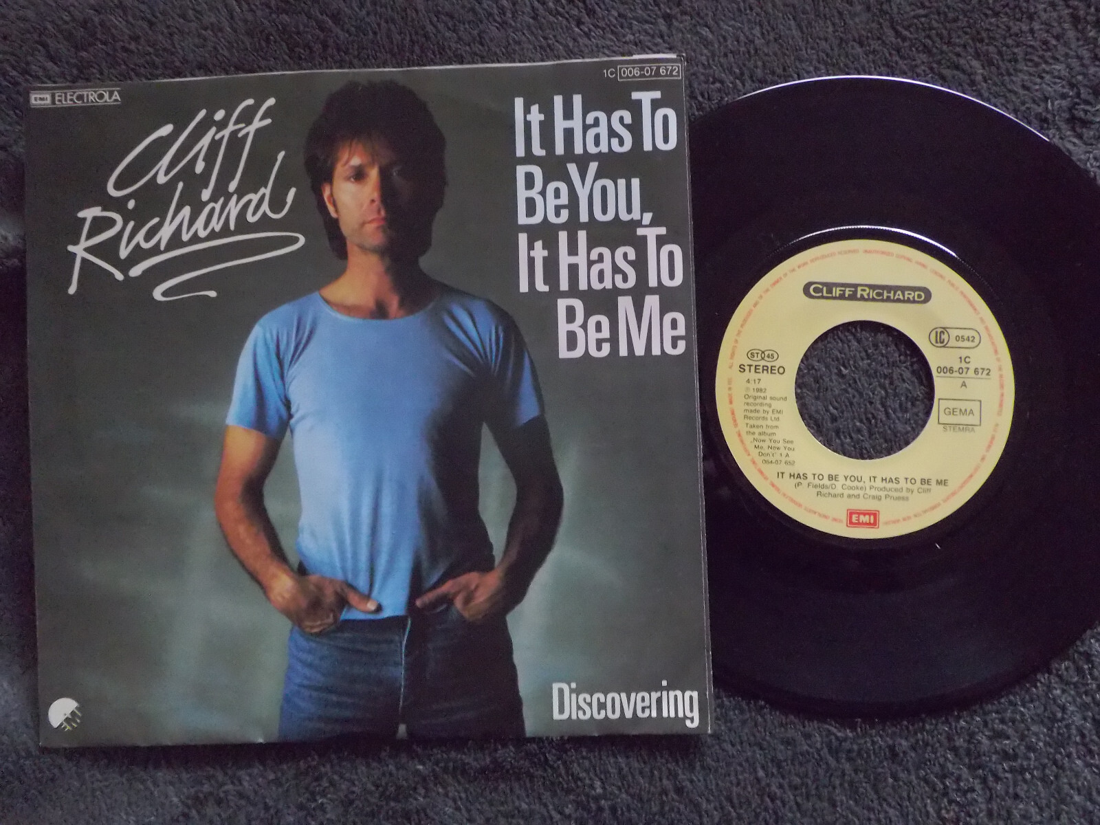 Cliff Richard – It has to be you, it has to be me / Discovering (7-Inch-Single, EMI, 1985)