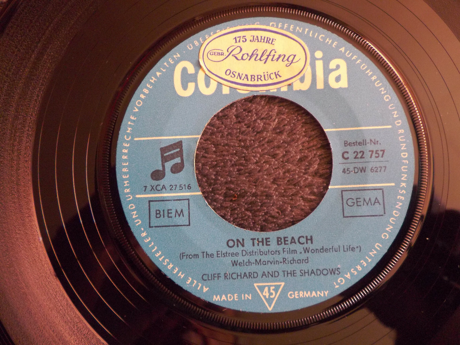 Cliff Richard – On the beach / A matter of moments | Columbia Records, C 22 757, Bild 2