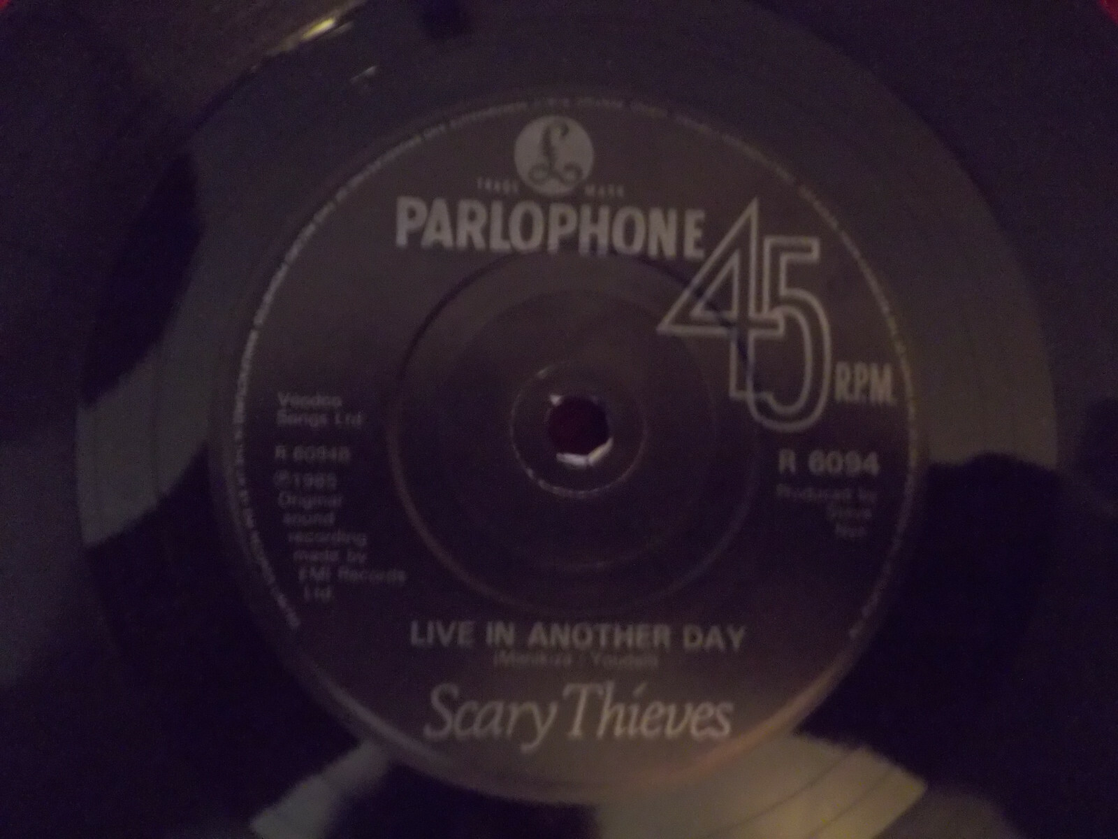 Scary Thieves – Waiting game / Live in another day (Parlophone, 1985), Bild 2