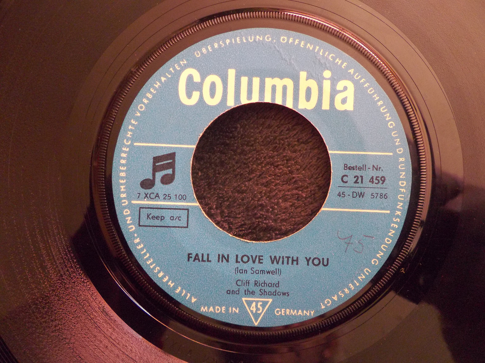 Cliff Richard – Fall in love with you / Mean woman blues (Columbia 45 U/min), Bild 2