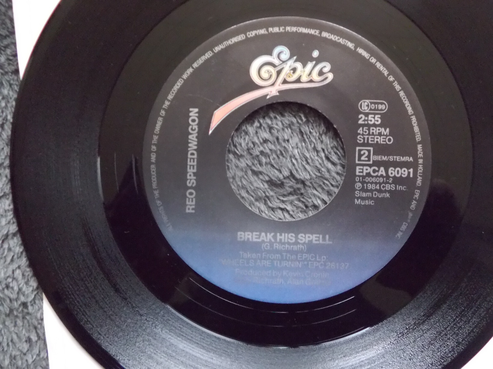 REO Speedwagon – Can´t fight this feeling / Break his spell | Epic 45, Niederlande 1984, Bild 2