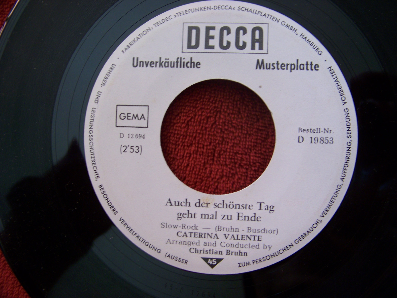 Caterina Valente – Auch der schönste Tag geht mal zu Ende / Es steht viel auf dem Spiel (Decca Records, D 19853)