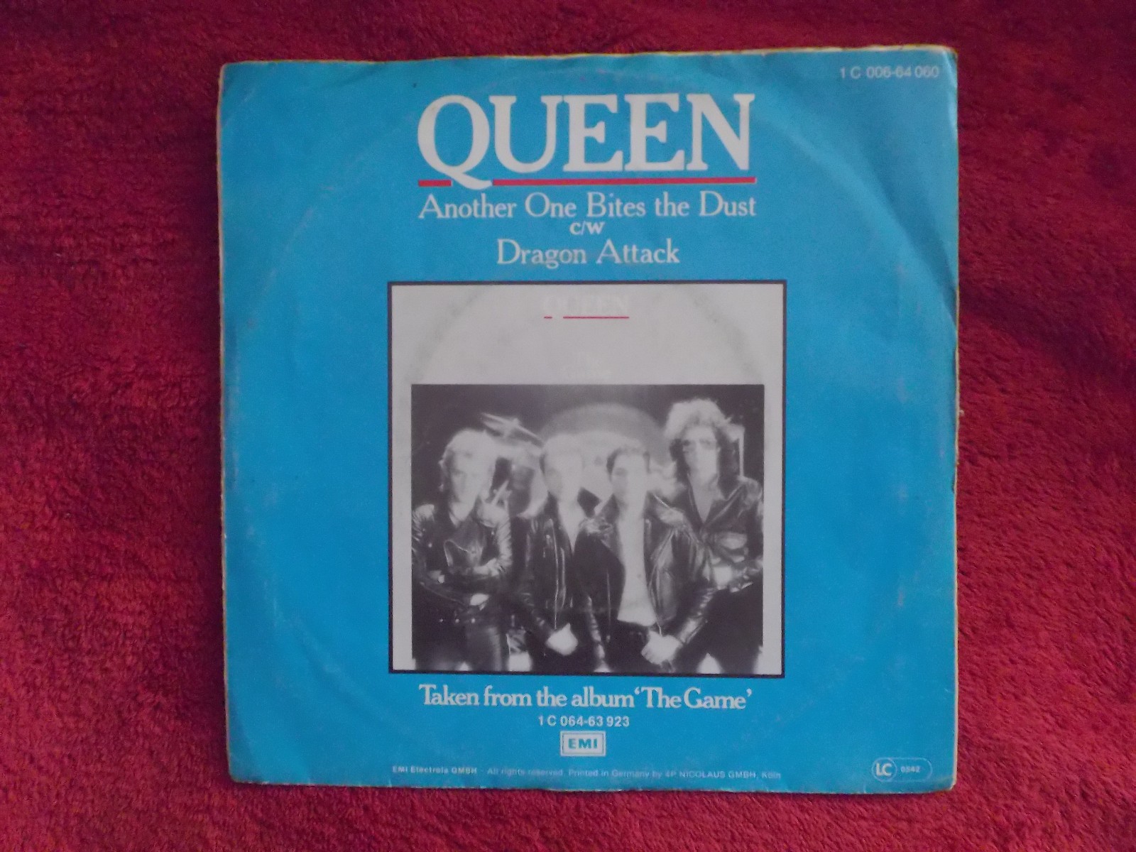 Queen – Another One Bites the Dust / Dragon Attack (EMI Records, 1980), Bild 2