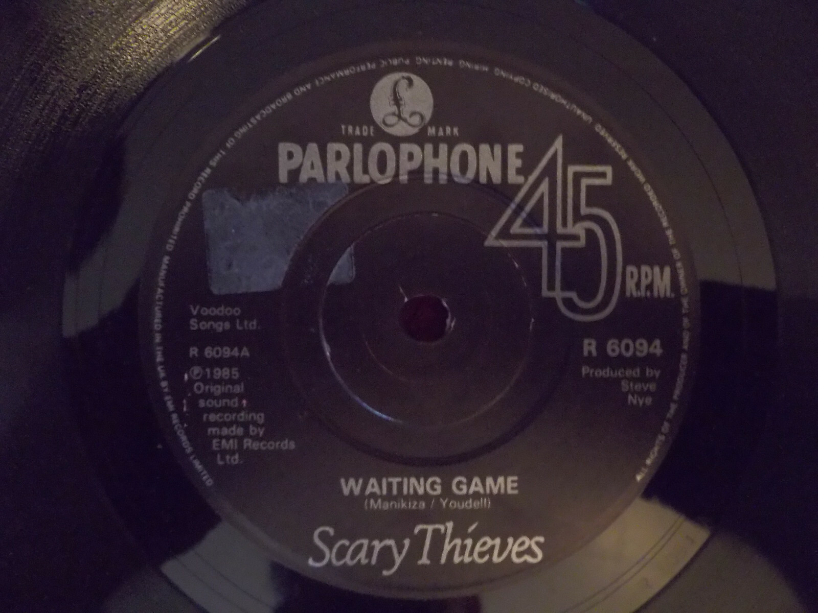 Scary Thieves – Waiting game / Live in another day (Parlophone, 1985)