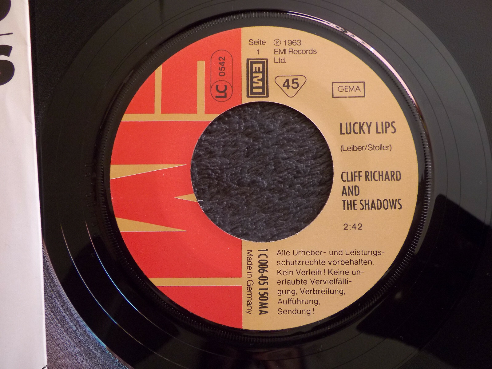 Cliff Richard & the Shadows – Lucky Lips / Living Doll | EMI 7″ Single, Bild 2