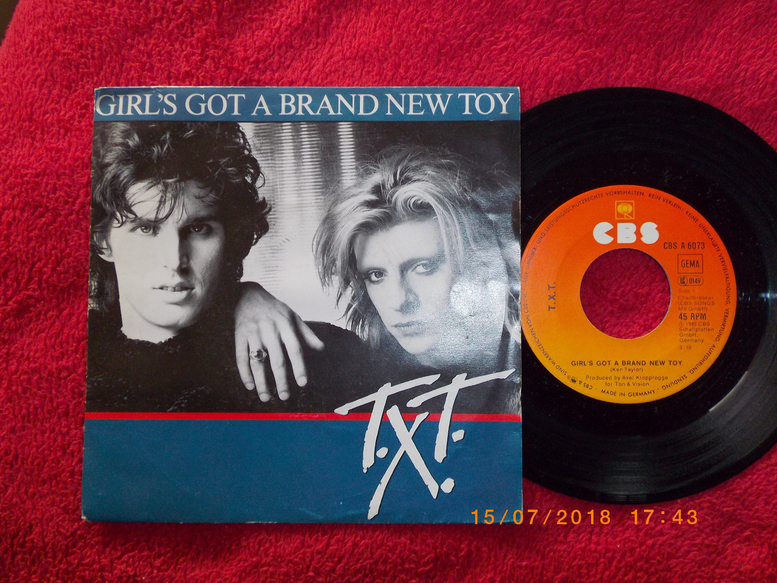 TXT – Girl´s got a brand new toy / Hot was the rain night (CBS Records, 7-Inch-Single, 1985)