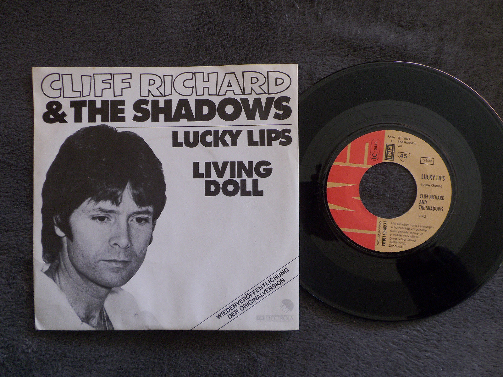 Cliff Richard & the Shadows – Lucky Lips / Living Doll | EMI 7″ Single
