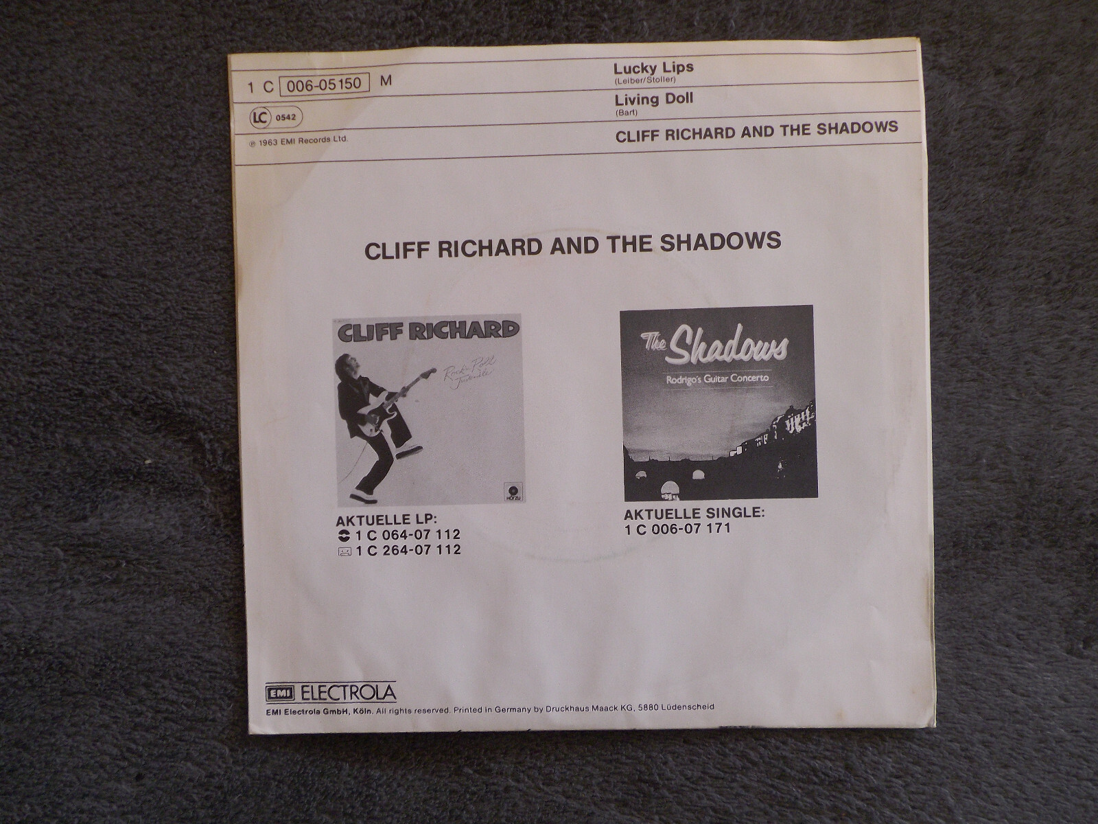 Cliff Richard & the Shadows – Lucky Lips / Living Doll | EMI 7″ Single, Bild 3
