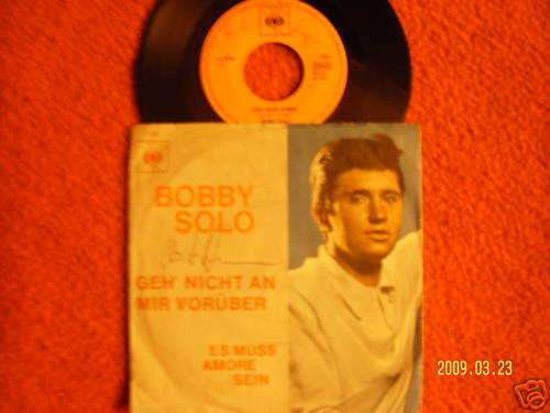 Bobby Solo – Geh' nicht an mir vorüber / Es muss Amore sein (CBS Records 1700)