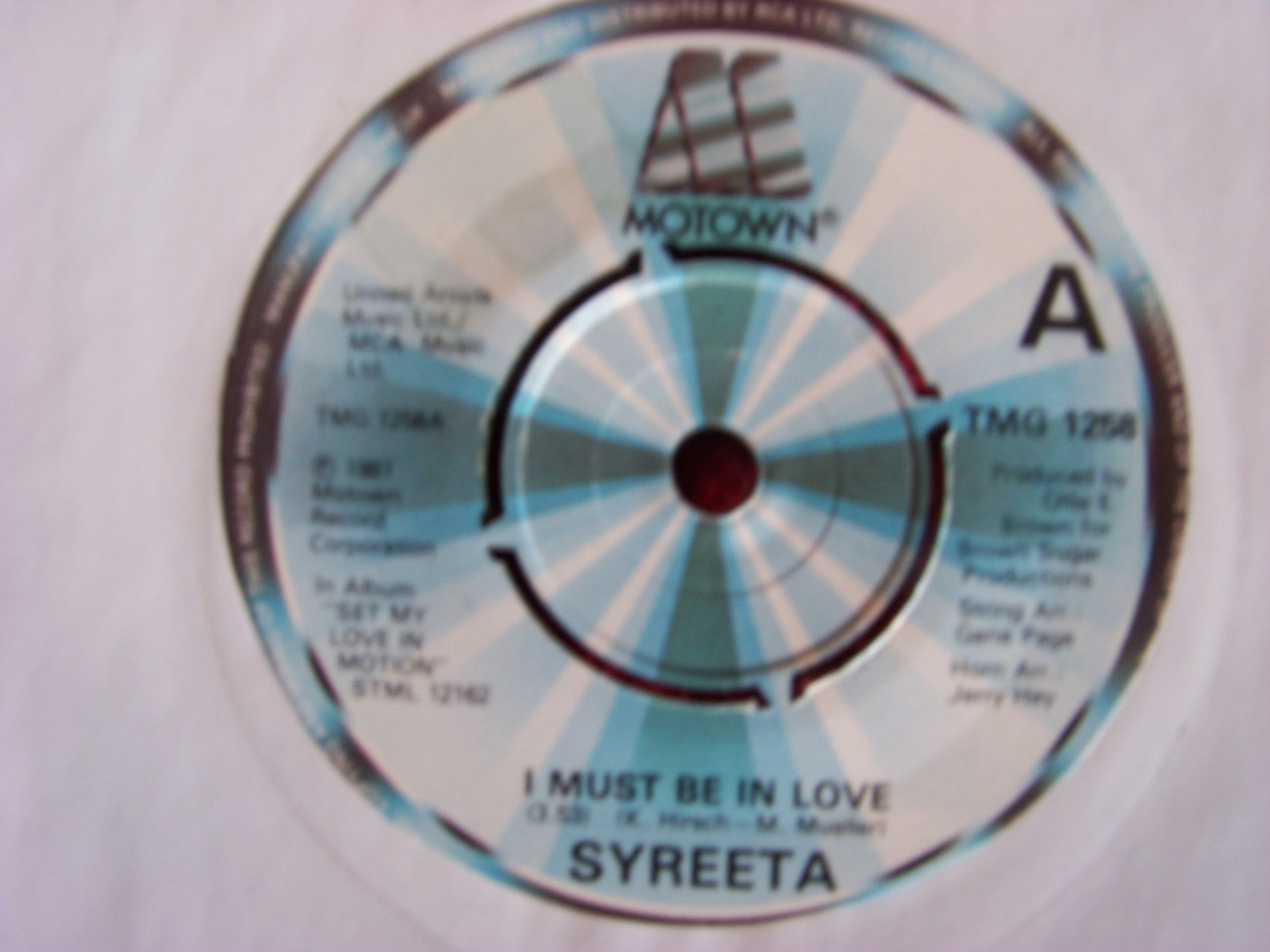 Syreeta – I must be in love / Out the box (Motown, TMG 1258)