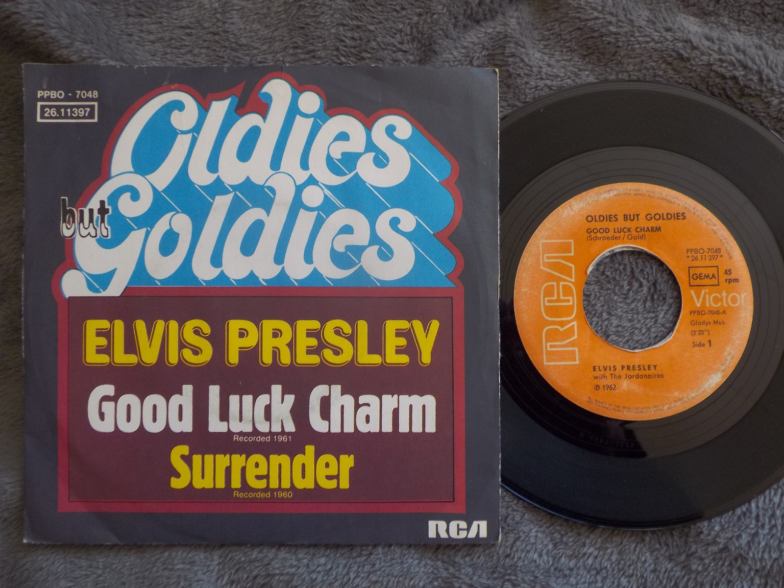 Elvis Presley – Good luck charm / Surrender · RCA Victor Records · Single