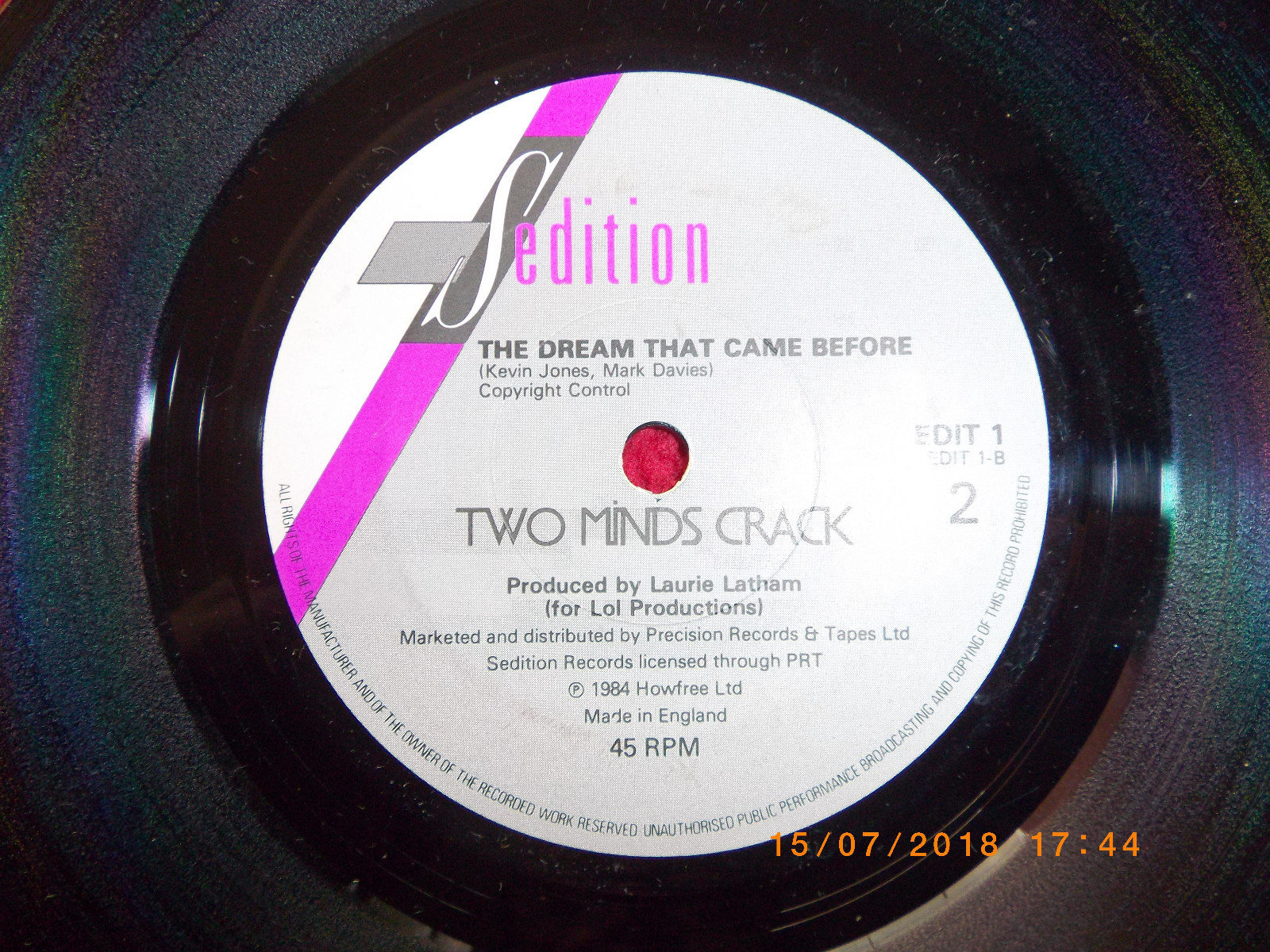 Two Minds Crack – The hunger and the greed / The dream (7-Inch-Single, 1984), Bild 2